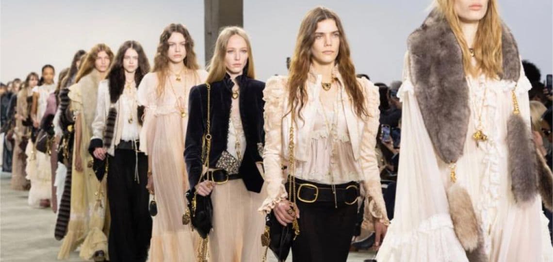 Chloé redefine la feminidad en su colección Invierno 2025: los detalles del desfile en París Fashion Week