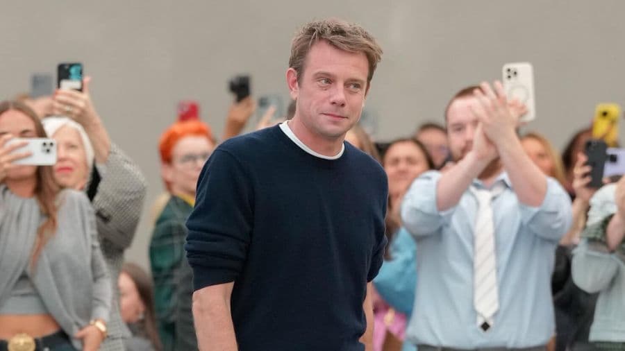 Jonathan Anderson impone un nuevo rumbo en Dior y arrasa en París